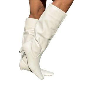 NWOT Women’s white square toe boots. Soft leather. Size 10